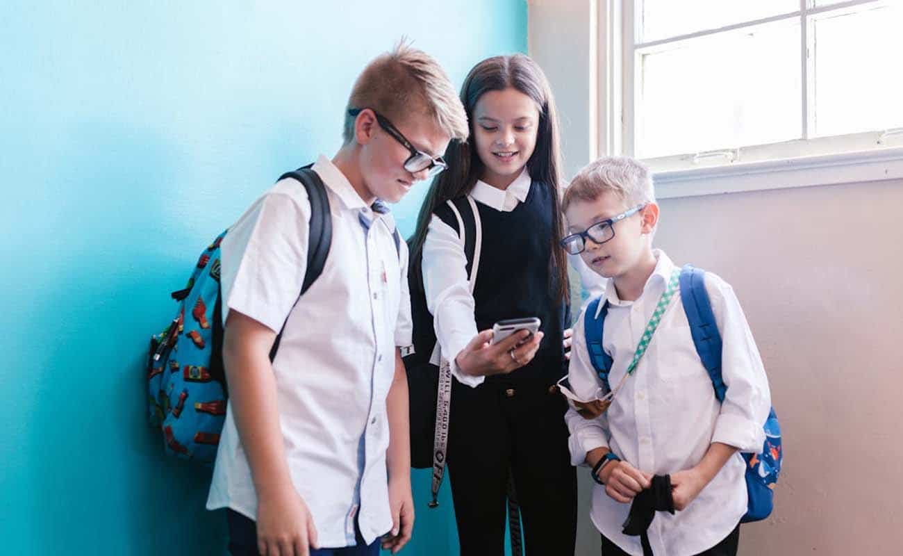 vietare-smartphone-e-social-media-ai-minori:-appello-di-pedagogisti-e-celebrita.-la-petizione